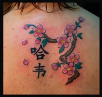 Tatuaje de una rama con flores deshojandose