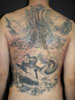 Tatuaje de vikingos navegando y luchando contra monstruos 