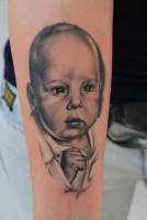 Tatuaje de un retrato de un bebé