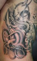 Tatuaje de un calamar gigante en el fondo marino