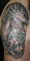 Tatuaje de un caballero medieval, con un dragón detrás