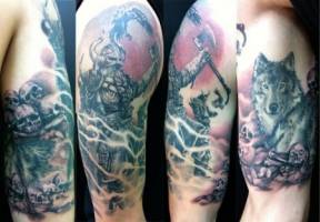 Tatuaje de un dios Vikingo con calaveras y lobos