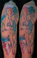 Tatuaje de una chica en bikini sentada en una herradura y con unos dados