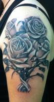 Tatuajes de varias rosas y un lazo