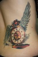 Tatuaje de un reloj con alas