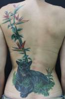 Tatuaje de una pantera descansando en la selva