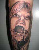 Tatuaje de una terrorífica cara con la piel deshaciéndose