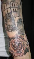 Tatuaje de un cementerio y una rosa