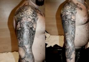 Tatuaje de calaveras piratas en el brazo