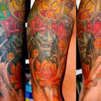 Tatuaje de un monstruo samurai, con el simbolo del Om