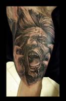 Tatuaje terrorífico de un hombre arrancándose la piel
