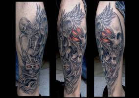 Tattoo de calaveras y un esqueleto alado