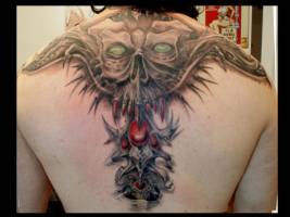 Tattoo de na calavera monstruosa en la espalda