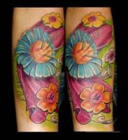 Tatuaje de botones y material de coser en forma de flores