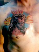 Tattoo de la cara de cristo en el pecho