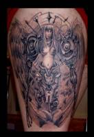 Tattoo de un ángel robótico desnudo