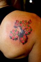 Tattoo de flores y pétalos