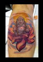 Tattoo de un Buda regordete en una flor de loto
