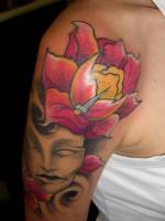 Tatuaje de un duende con una flor en la cabeza