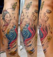 Tatuaje de una geisha entre el iento