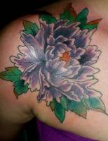 Tatuaje de una gran flor con sus hojas