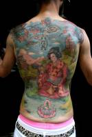 Tatuaje de una geisha haciendo una ofrenda