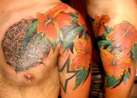Tatuaje de un sol azteca y varias flores con estrellas