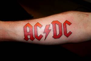 Tatuaje del logotípo de AC-DC