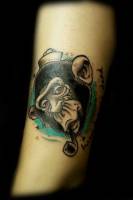 Tatuaje de un mono marinero fumando a pipa