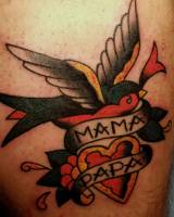 Tatuaje de una golondrina con un corazón y dos etiquetas