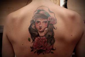 Tatuaje de una chica con gorra