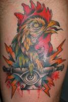 Tatuaje de un gallo entre rayos
