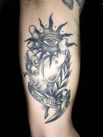 Tatuaje de una mano sujetando un sol con ojo