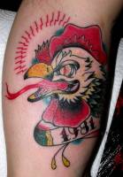 Tatuaje de un gallo con una etiqueta