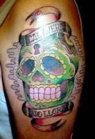 Tatuaje de una calavera mexicana con cerrojo