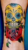 Tatuaje de una calavera mexicana con bigote y una rosa