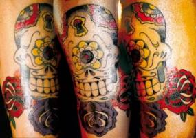 Tatuaje de una calavera mexicana sin ojos, pero con un cerrojo