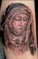Tatuaje de una virgen llorando