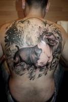 Tatuaje de un pitbull en el bosque
