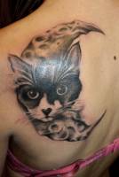 Tatuaje de una luna y una cabeza de gato