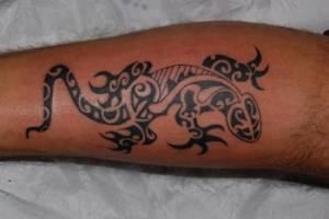 Tatuaje de un lagarto hecho de tribales
