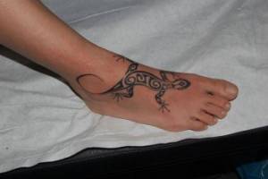 Tatuaje de un lagarto maorí en el pie