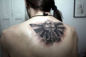 Tatuaje de un águila hecho de tribales y tres triangulos