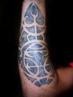 Tatuaje de un tribal maori en el antebrazo