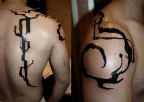 Tatuaje de estética electrónica en hombro y espalda