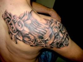 Tatuaje de un dragón y  mascara maya
