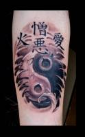 Tatuaje del Yin-Yang entre olas