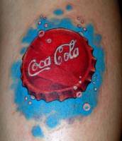 Tatuaje de un tapón de coca cola