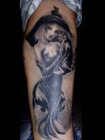 Tatuaje de una sexy bruja con su gato