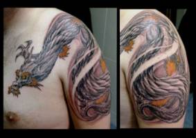 Tattoo de un dragón en el hombro